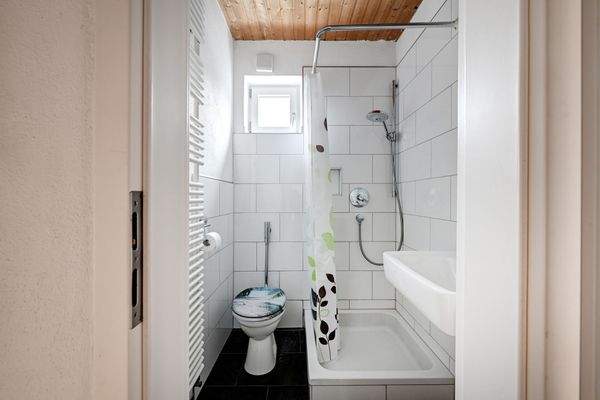 Kinderbadezimmer – Funktional, mit Modernisierungspotenzial im OG