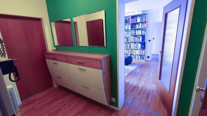 1. Flur, Blick ins Wohnzimmer