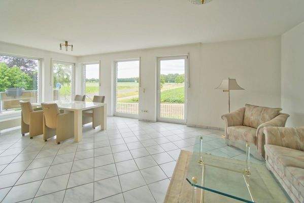 Großes, helles Wohnzimmer 