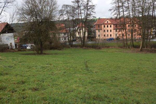 Sicht zur gegenüber liegenden Straßenseite