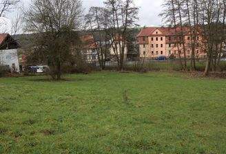 Sicht zur gegenüber liegenden Straßenseite