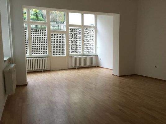 großes helles Wohnzimmer