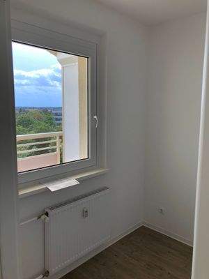 Küche mit Fenster und Blick zum Balkon