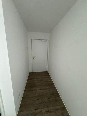 Langer Flur mit Holzboden