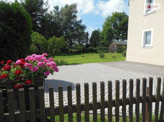 Parkplatz links vom Haus