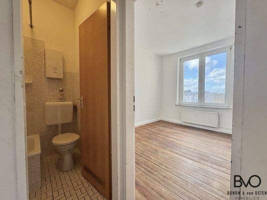 Duschbad und Schlafzimmer