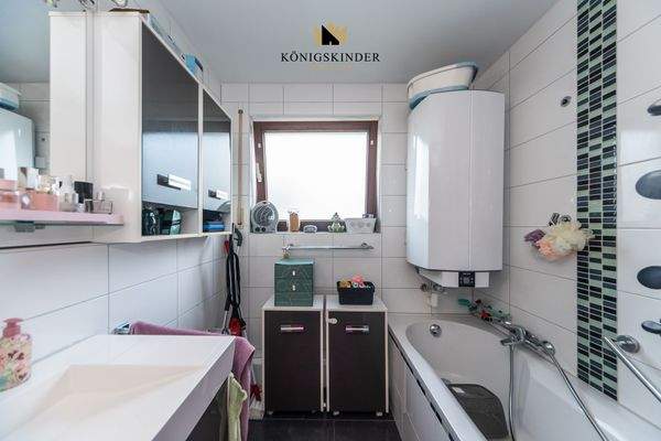 Tageslichtbad mit Badewanne