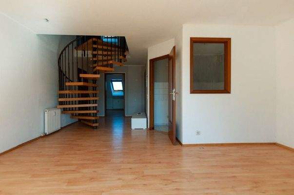 Wohnbereich Blickrichtung Treppenaufgang, Diele, Kinderzimmer und Küche