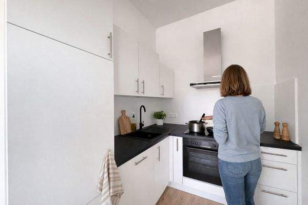 Moderne Küche mit Person