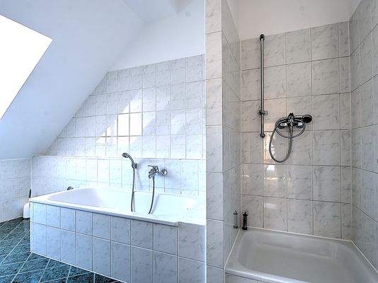 Badewanne und Dusche