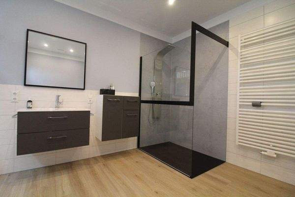 Badezimmer m. ebenerdiger Dusche in der Wohnung