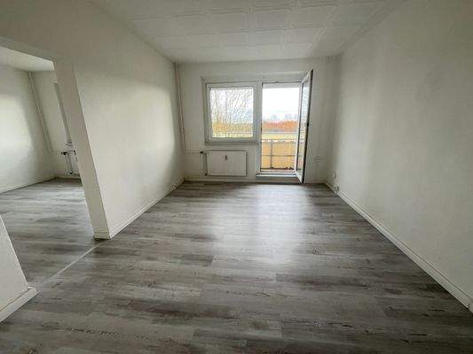 Wohnzimmer mit Zugang zum Balkon