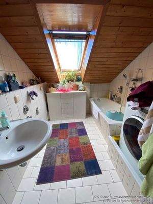 Tageslichtbad mit Wanne und Dusche 