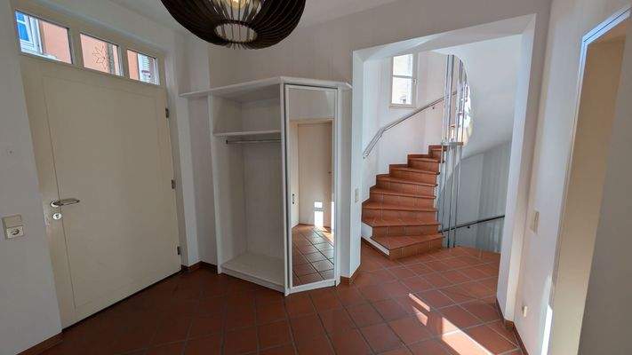 Wohnungseingang + Treppenhaus