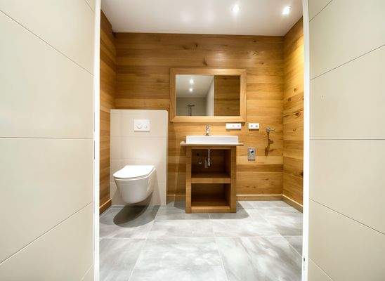 Modernes Bad inklusive