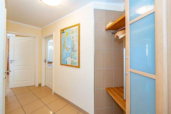 großzügige Diele mit Garderobe