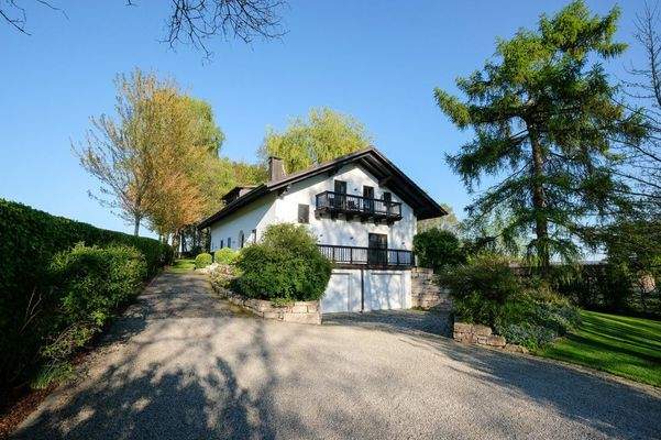 Kiesauffahrt und Doppelgarage