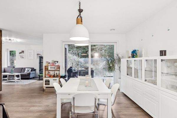 der Blick vom Essbereich zum Wohnbereich