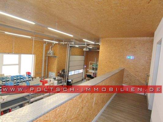 Neubaukomplex mit Rolltor