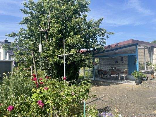 überdachte Pergola im schönen Garten