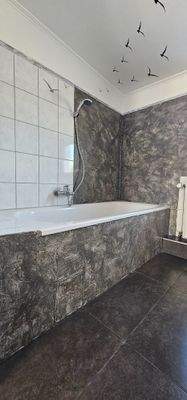 Bad mit Badewanne 1. OG