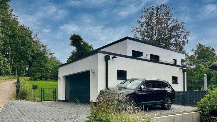 Garage und Stellplatz