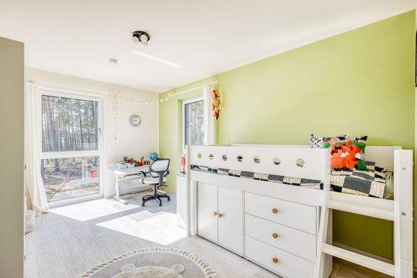 Helles Kinderzimmer mit Blick ins Grüne und vielseitigen Nutzungsmöglchkeiten