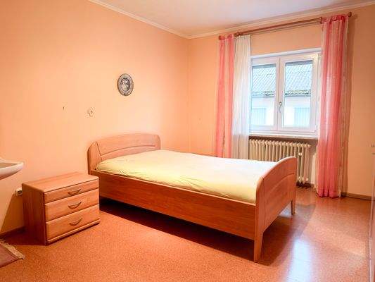 Erdgeschoss (2) - Schlafzimmer mit Waschbecken