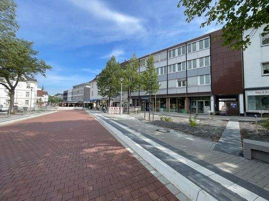 neu gestalteter Engelbertplatz vor der Immobilie