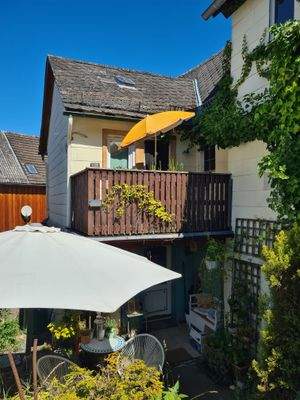 Hausansicht mit Garten