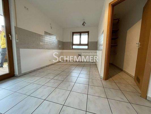 Küche mit Abstellraum