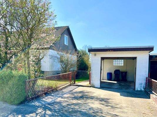 Hausansicht mit Garage