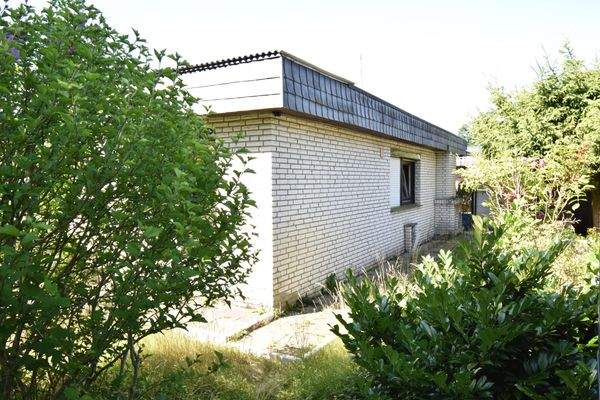 Seitenansicht mit Außenkamin