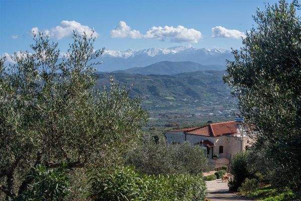 Kreta, Kolymvari: Villa mit Meer- und Bergblick und unabhängigem Apartment zu verkaufen