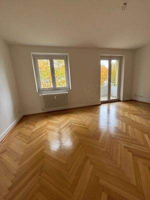 Wohnzimmer mit großem Balkon