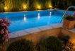 Pool mit Abendbeleuchtung