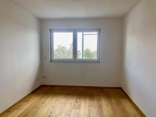 Zimmer 2, Echtholzboden, elektr. Außenjalousien