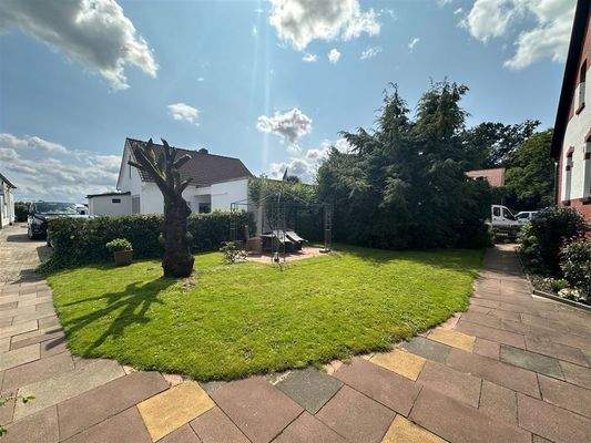 Garten mit gepflasterten Sitzplatz