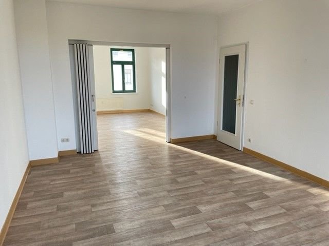 GERÄUMIGE WOHNUNG MIT EINBAUKÜCHE UND BALKON!!!