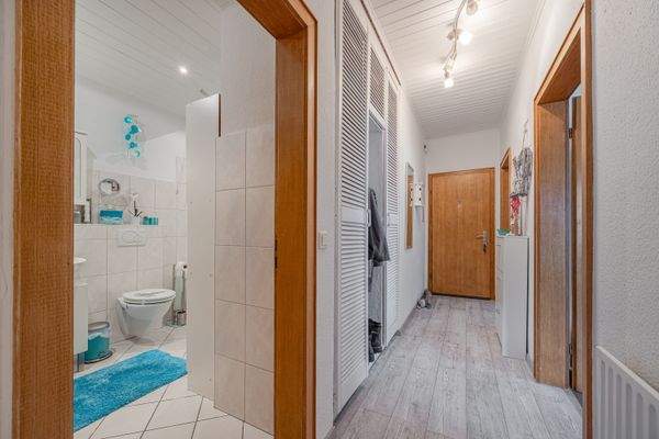 heller Flur mit Einbauschrank