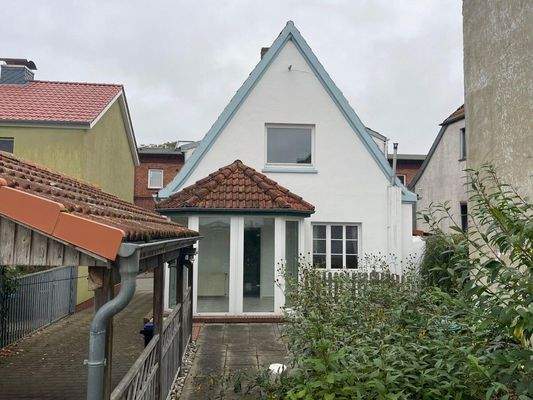 Kleiner Garten, Carport und Wintergarten