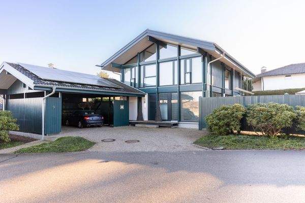 Straßenansicht mit Carport