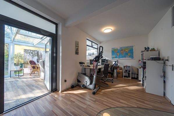 Büro EG mit  Zugang zum Wintergarten