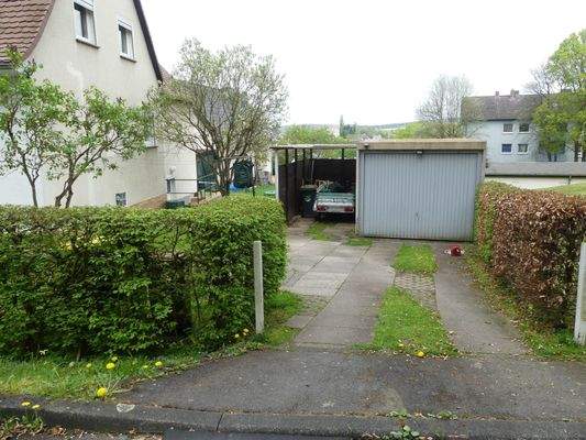 Zufahrt zur Garage + Carport