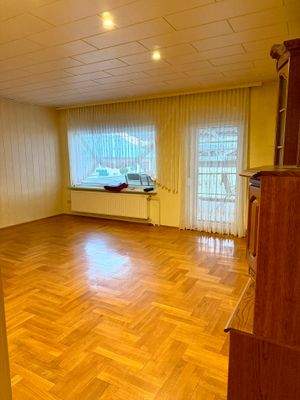 Wohnzimmer im EG mit Zugang zur Terrasse 