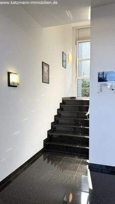 Eingangshalle - Treppe zum OG (sw Marmor)