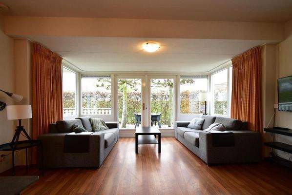 chalet-kaufen-summio-park-aquadelta-bruinisse-niederlande-wohnzimmer-erker-zwei-sofas-2025