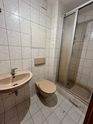 Kleines Badezimmer mit Dusche