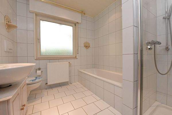 zeitlos gefliestes Vollbad mit Fenster 