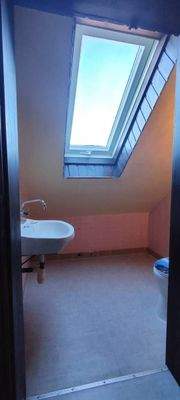 WC mit Waschbecken  im Obergeschoß